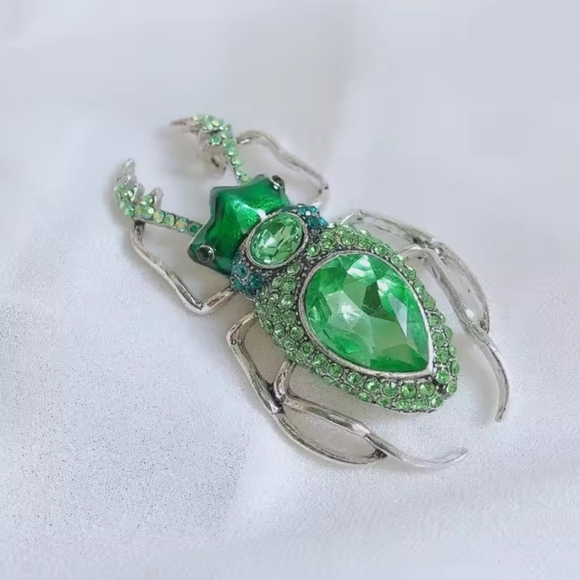 VQ Bug Brooch - Picture 2 of 4